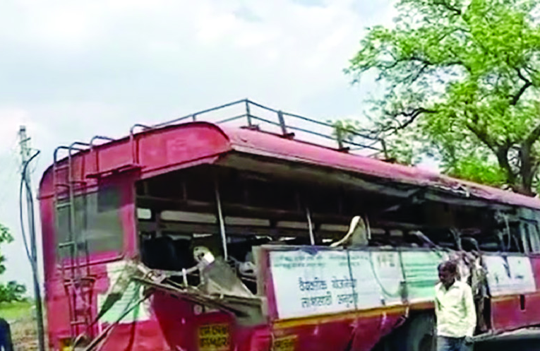 यवतमाळमध्ये भयानक अपघात; बस अर्धी कापली गेली