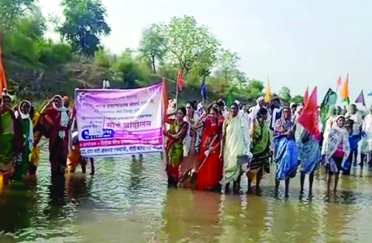 दिंडोरा बॅरेज प्रकल्पग्रस्तांचे नदीत ठिय्या आंदोलन