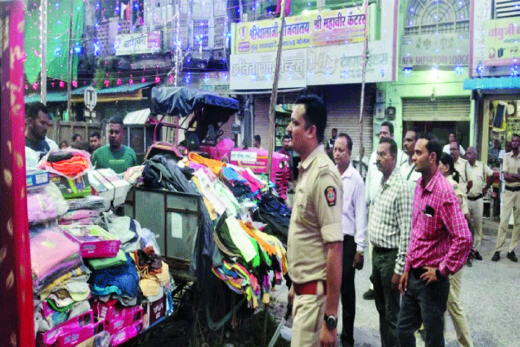 ऐन नवरात्रात बाजारपेठेत अतिक्रमणावर हातोडा