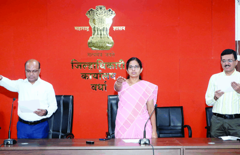 जिल्हाधिकारी कार्यालयात सेवा हक्क दिन साजरा