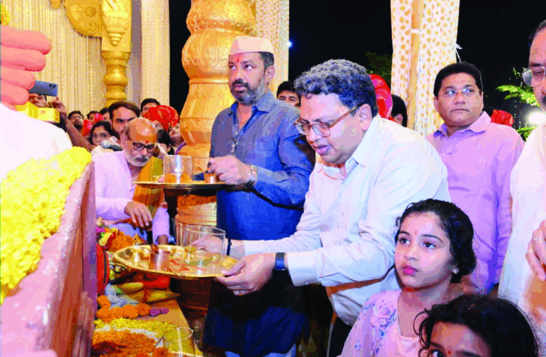 सर्व शेतकऱ्यांना सुखी व समृध्द ठेवा- खासदार अमर काळे यांचे सावंगी येथील श्रीगणेशाला साकडे