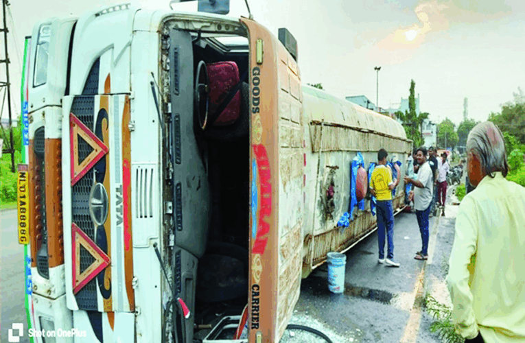 रसायन भरलेला २२ चाकी टँकर उलटला