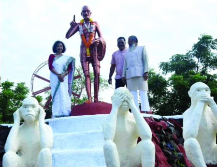 राष्ट्रपिता महात्मा गांधी की जयंती पर हिंदी विश्वविद्यालय की कुलपति प्रो. कुमुद शर्मा ने स्वच्छता कर्मी, पर्यावरण प्रेमियों का किया सत्कार