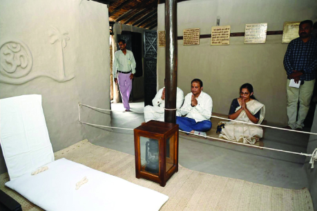 पालकमंत्री डॉ.पंकज भोयर यांची सेवाग्राम आश्रमाला भेट; राष्ट्रपिता महात्मा गांधी यांना आदरांजली