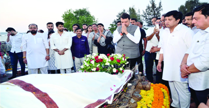 माजी खासदार दत्ता मेघे यांच्या पार्थिवावर पुष्पचक्र अर्पण करुन मुख्यमंत्री देवेंद्र फडणवीस यांनी वाहिली श्रद्धांजली